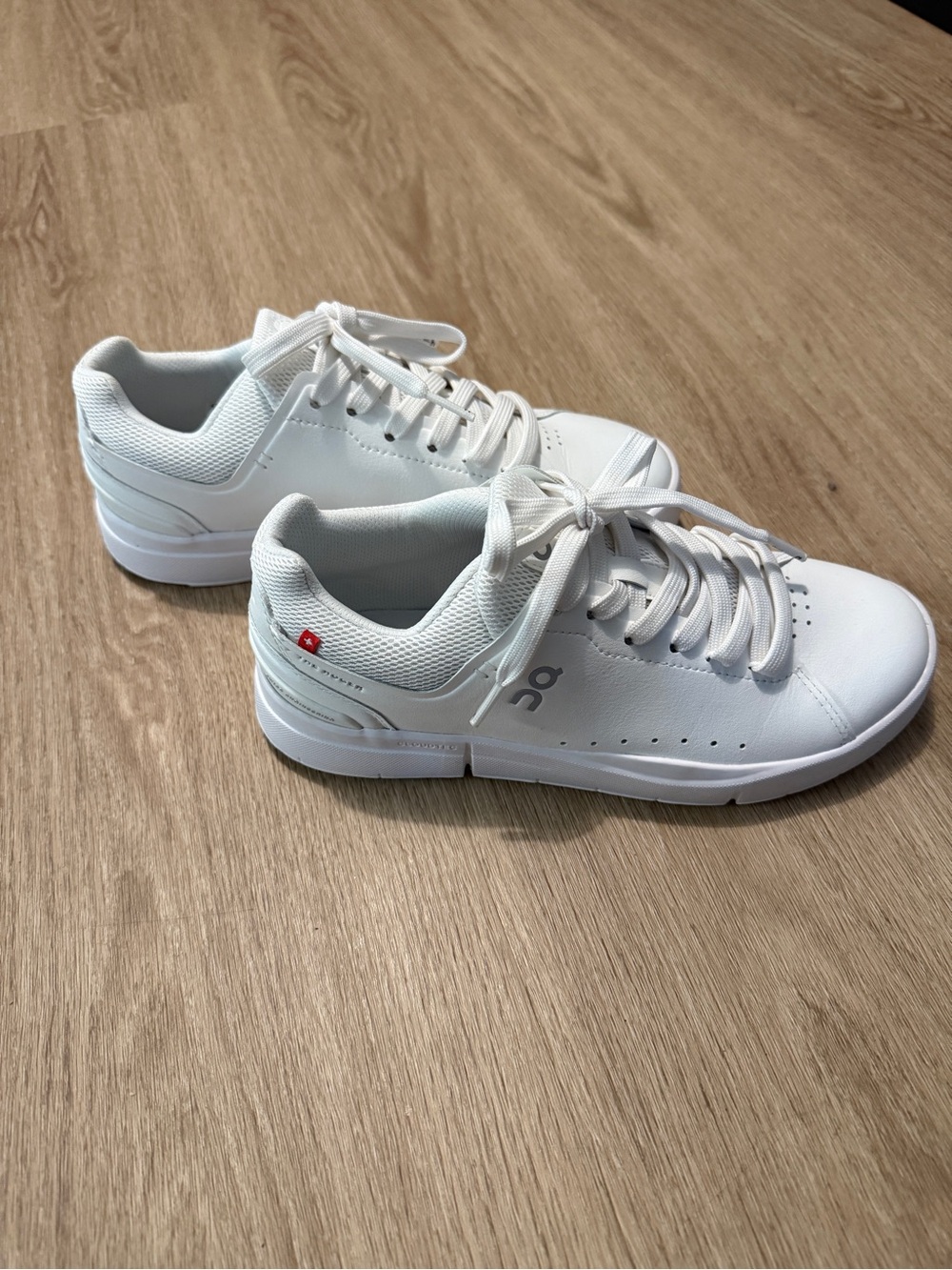 On Cloud The Roger White Sneakers Women’s Size 7